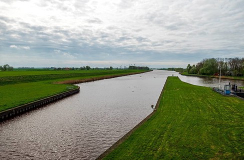 View from the Nieuwe Statenzijl lock of the Westerwolder Aa and Reiderwolder polder (from right),