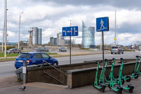 View of the Schwedbank headquarters (r.) and the Zunda Towers (l.) on the western bank of the