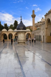 Avlusunda mosque courtyard, Sanliurfa, Turkey, Asia