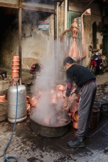 Artisan bleaching small copper containers, Gaziantep bazaar, Turkey, Asia