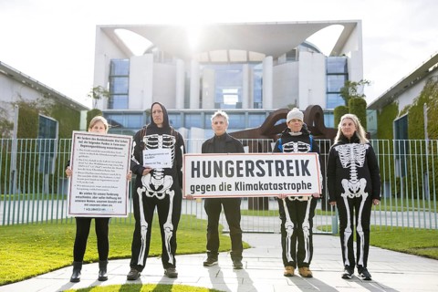 Hunger strikers Wolfgang Metzeler-Kick (2nd from left) and Michael Winter (2nd from right) and