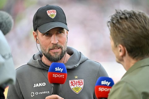 Coach Sebastian Hoeness VfB Stuttgart, portrait, interview, microphone, microphone, logo, with SYK