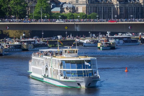 Every year on 1 May, the historic passenger steamers (PD) and the two saloon ships of the White