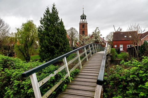Luettje Bruegg across the Ditzum-Bunder Sieltief in the fishing village of Ditzum, behind the bell