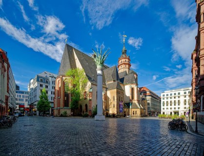 Nikolaikirche with the Nikolaisaeule by Markus Glaeser in memory of the Monday demonstrations,