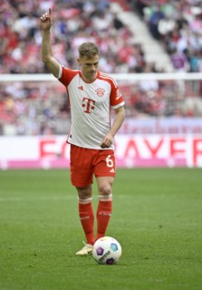 Joshua Kimmich FC Bayern Munich FCB (06) Gesture, gesture, in front of free kick, Allianz Arena,