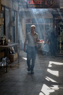 Man bringing tea to market stalls, Gaziantep bazaar, Turkey, Asia