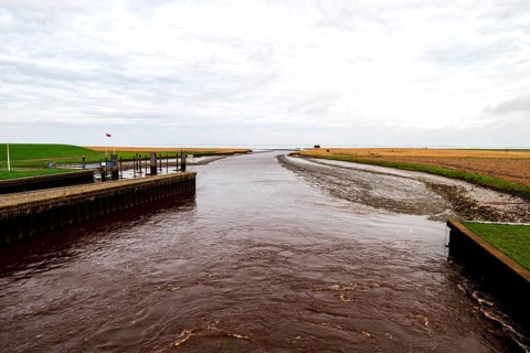 View from the lock Nieuwe Statenzijl RIchtung Dollart, to the right of the estuary birdwatching hut