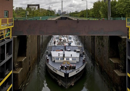 The motor tanker Wiki in the lock system Wanne-Eickel, Neue Suedschleuse, Rhine-Herne Canal, Herne,