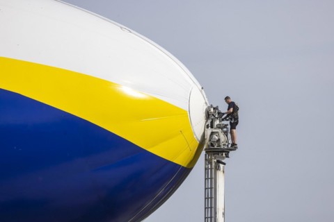 Preparation for flight on the zeppelin, the airship is uncoupled from the fastening mast,