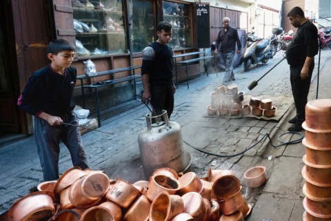 Artisan bleaching small copper containers, Gaziantep bazaar, Turkey, Asia
