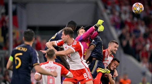 Penalty area scene, goal area scene Goalkeeper Manuel Neuer FC Bayern Muenchen FCB (01) vs Vinicius