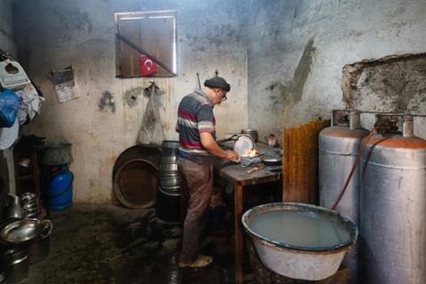 Coppersmith at work engraving a copper plate, Gaziantep bazaar, Turkey, Asia