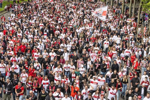 Protest march in front of the southern summit. Around 10, 000 VfB fans march to the stadium in