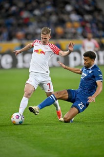 One-on-one, action Dani Olmo RasenBallsport Leipzig RBL (07) against Kevin Akpoguma TSG 1899