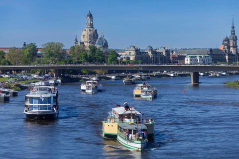 Every year on 1 May, the historic passenger steamers (PD) and the two saloon ships of the White