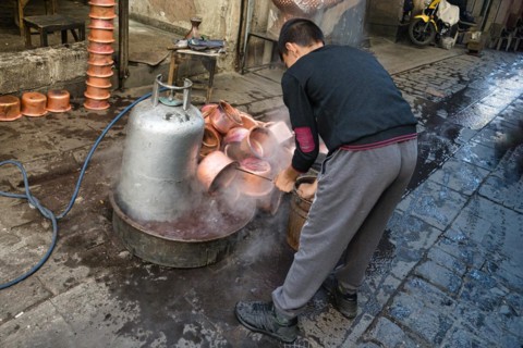 Artisan bleaching small copper containers, Gaziantep bazaar, Turkey, Asia