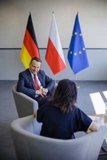 Annalena Baerbock (Alliance 90/The Greens), Federal Foreign Minister, talks to Rados Caw Sikorski,