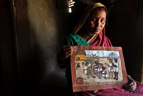 Pyatkar painter holding one of her paintings (Jharkhand, india) . Pyatkar is a traditional art form