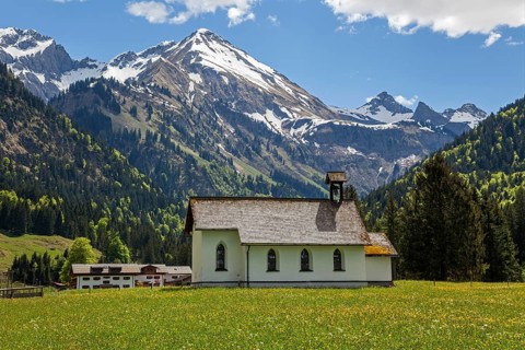 Chapel in Birksau, behind mountains of the Allgaeu Alps, Stillachtal, near Oberstdorf, Oberallgaeu,