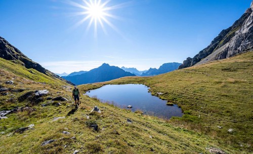 Mountaineer at a mountain lake, Sonnenstern, Luggauer Toerl, Karnischer Hoehenweg, Karnischer
