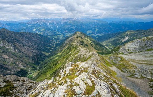 View along a mountain ridge to mountain panorama with Lesachtal, ascent to Raudenspitze or Monte