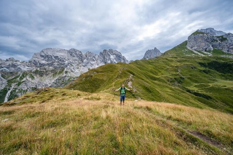 Mountaineers on a hiking trail near the Hochweisssteinhaus mountain hut, mountain landscape with
