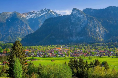 Panorama of the village with parish church and Passion theatre in front of the Kofel 1342m in