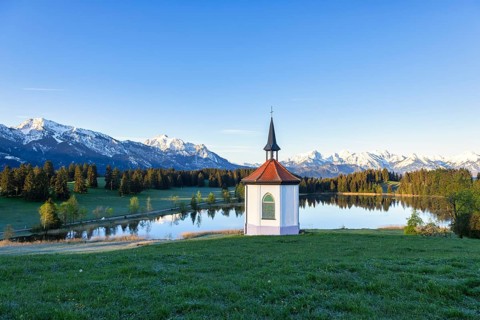 Chapel at Hegratsrieder See near Fuessen, Allgaeu Alps, snow, Allgaeu, Bavaria, Germany, Europe