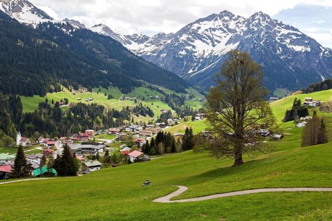 View of Mittelberg, behind Widderstein and Kleiner Widderstein, Kleinwalsertal, Vorarlberg,