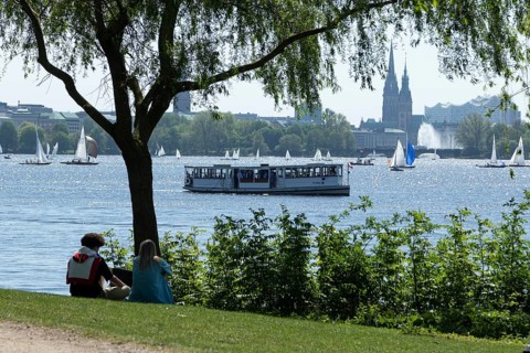 Symbolic picture weather, leisure activity, summery spring, silhouette of a couple in a park,