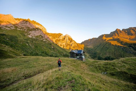 Mountaineers on the way to the Alpine Club hut, Hochweisssteinhaus mountain hut, mountain landscape