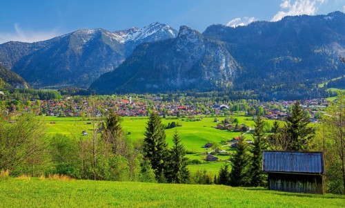 Panorama of the village with parish church and Passion theatre in front of the Kofel 1342m in