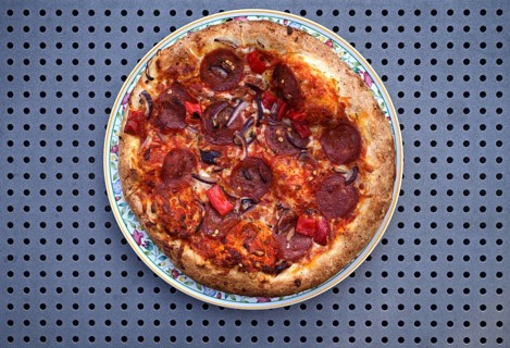 Pizza Diavolo, tomatoes, pepperoni, paprika, plate, table, from above, Stuttgart