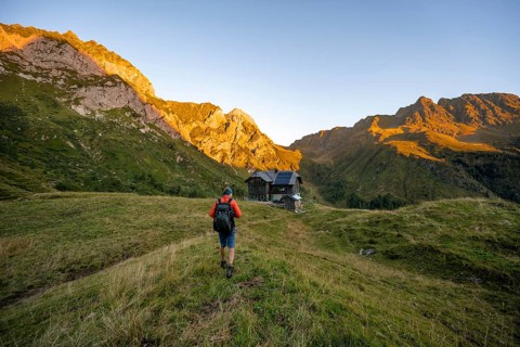 Mountaineers on the way to the Alpine Club hut, Hochweisssteinhaus mountain hut, mountain landscape