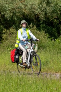Cyclist, Elbe cycle path near Boizenburg, Mecklenburg-Western Pomerania, Germany, Europe
