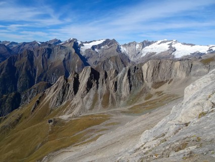 View from the Kreuzspitze over the Sajathuette to the peaks of the Hohe Tauern, Malhamspitzen,