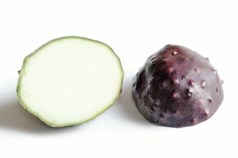 Zanzibar yam or Zanzibar yam (Dioscorea sansibarensis), sliced tuber on a white background