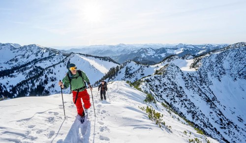 Two mountaineers on the ridge of the Aiplspitz in the snow, snow-covered mountain landscape with