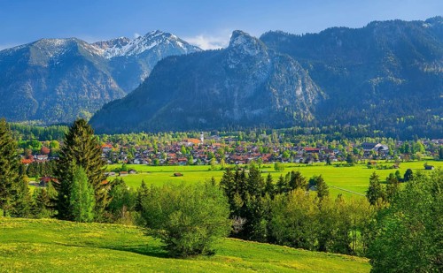 Panorama of the village with parish church and Passion theatre in front of the Kofel 1342m in