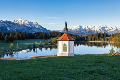 Chapel at Hegratsrieder See near Fuessen, Allgaeu Alps, snow, Allgaeu, Bavaria, Germany, Europe