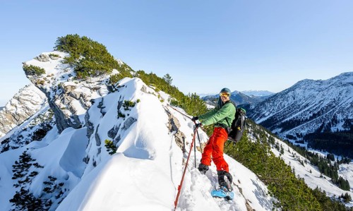 Mountaineer on the ridge of the Aiplspitz in the snow, snow-covered mountain landscape with