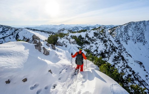 Mountaineer on the ridge of the Aiplspitz in the snow, snow-covered mountain landscape with