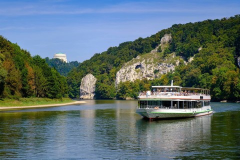 Excursion boat, Danube boat, in the Danube gorge, with liberation hall, Weltenburger Enge, gorge,