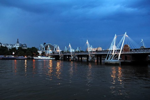 Hungerford Bridge over the Thames at dusk, London, England, Great Britain