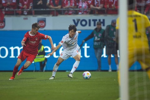 Football match, Jae Sung LEE 1. FSV Mainz 05 right in possession of the ball and looking for a
