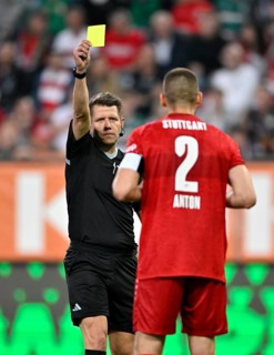 Referee Patrick Ittrich shows Waldemar Anton VfB Stuttgart (02) yellow card, yellow card, caution,