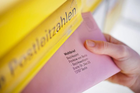 Symbolic photo on the subject of postal voting: A postal ballot letter for the European elections