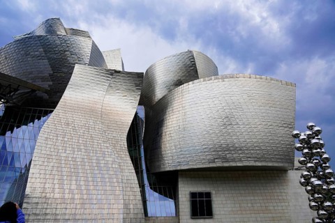 Guggenheim Museum Bilbao on the banks of the Nervion River, architect Frank O. Gehry, Bilbao,