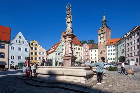 Main square with Marienbrunnen fountain and Schmalzturm tower, Landsberg am Lech, Upper Bavaria,